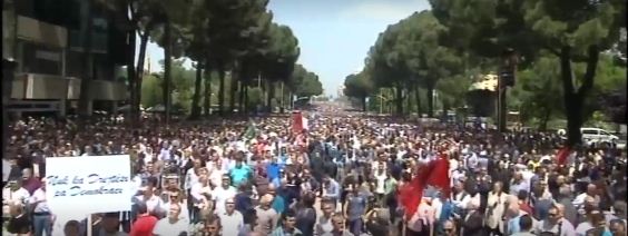 FOTO/ Protesta e opozitës bën bujë në mediat ndërkombëtare