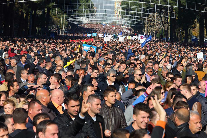 SALI BERISHA/ Bashkohuni me protestën kundër cinizmit të kryeministrit për plehrat!