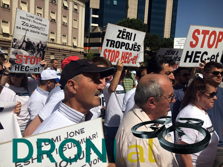 FOTO LAJM/ Protestë para kryeministrisë, “Mos ma prek Valbonën”