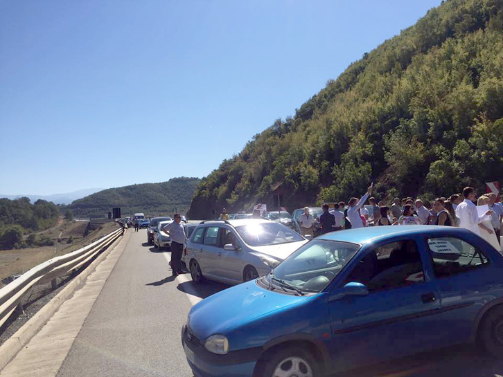 FOTO/ Mirditë, banorët kundër taksës 5 euroshe, bllokojnë Rrugën e Kombit