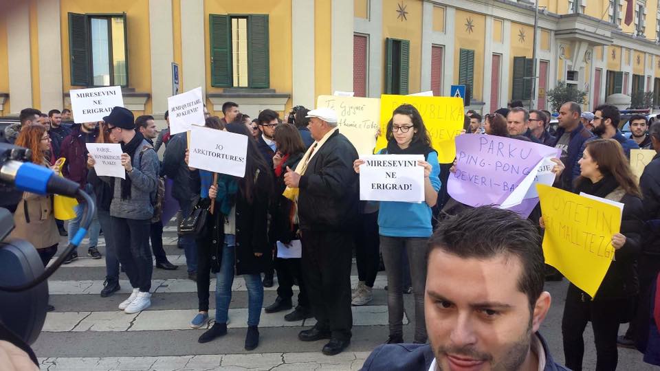 Bileta 40 lekë, qytetarët protestojnë para Bashkisë