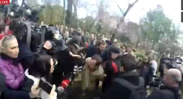 Përplasje fizike mes policisë dhe protestuesve për Parkun tek Liqeni. Disa të shoqëruar