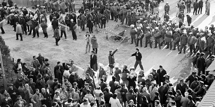 EMRAT – 28 JANAR 1990/ Demonstrata e heshtur e Tiranës, 14 të arrestuarit dhe akuzat e Sigurimit