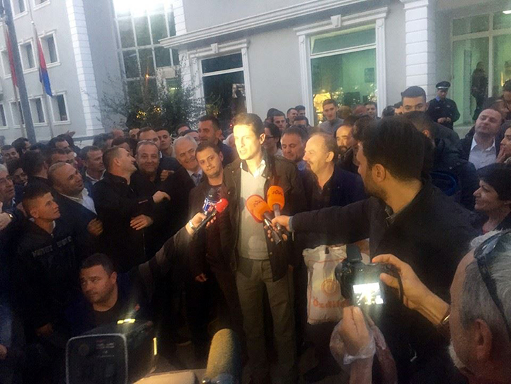 Basha përshëndet 13 protestuesit e liruar: Sot më të bashkuar para oligarkëve dhe bandës në ikje