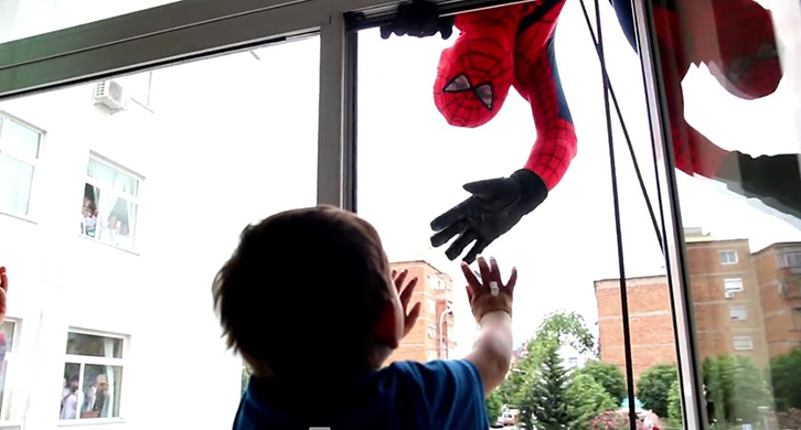 VIDEO/ Superheronjtë “pushtojnë” Spitalin e Fëmijëve