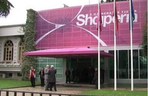 E RRALLE/ Anëtarët e PS protestë para selisë: Rama Ik