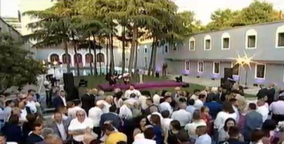 Rama për Gramoz Ruçin: “Vitet tutje ti tëhu, të tjerët venë e vijnë ti mbete këtu”. Nano refuzon festën