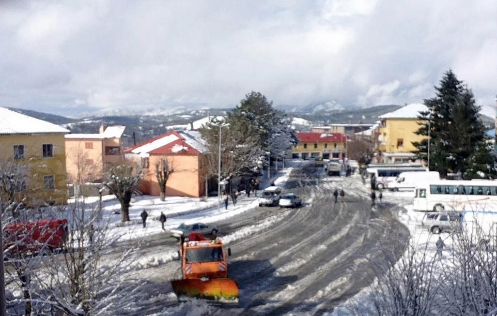 Varfëria në Pukë, nëna e çon fëmijën në kishë, nuk ka mundësi ta rrisë