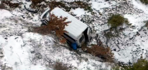 FOTO/ Aksi Pukë – Shkodër, furgoni përfundon poshtë urës plagosen 7 udhëtarë
