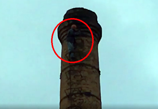 EMRI & VIDEO/ Fier, punëtori i rafinerisë kërcënon vetëvrasjen nga maja e oxhakut dhe me një shishe benzinë në dorë