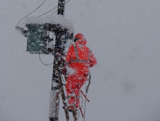 Punonjësi i OSHEE ngrin në shtyllë në Kukës