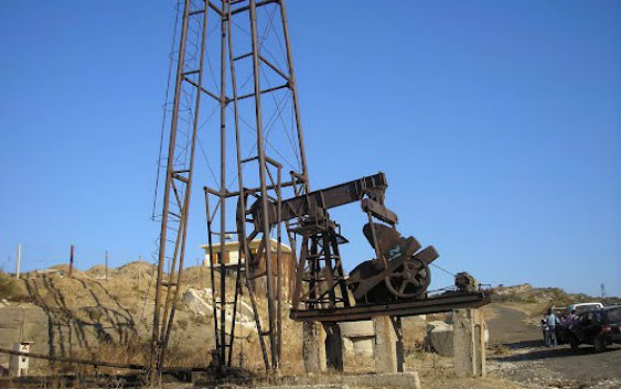 Fier, policia arreston 5 hajdutë të naftës nga pusi