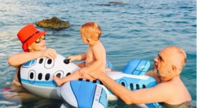 Mbi Dhërmi nuk fluturon më helikopteri…, por as drita nuk ka