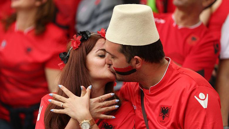 Pesë arsye pse duhet ta trajtosh edhe të dashurën si skuadrën e zemrës