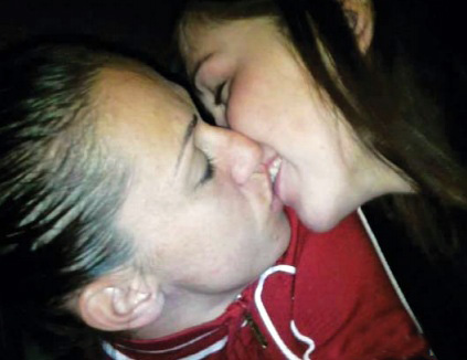 FOTO LAJM/ Kapitenia e Kombëtares puthje më një femër tjetër