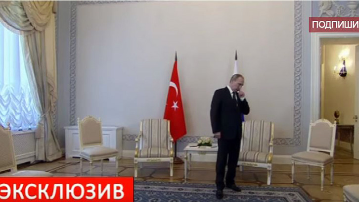 VIDEO/ Erdogan lë në pritje Putin, ja si reagon Presidenti rus