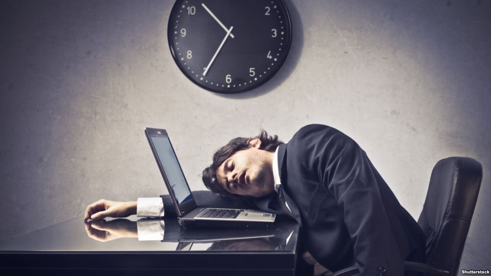 Të rinjtë, punësimin në sektorin publik e konsiderojnë si “pushim në zyrë”