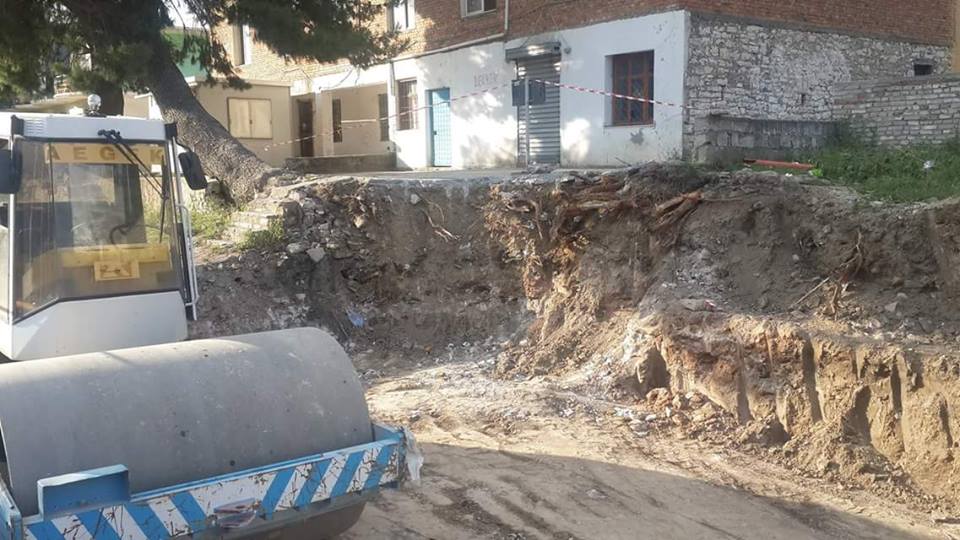 FOTO SKANDAL/ Tepelenë, punimet në rrugë shkatërrojnë pasuri të rëndësishme arkeologjike