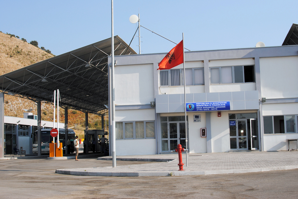 Akuza për kontrabandë me “Marlboro” dhe “Slims”, pranga ndihmës kontrollorit në Qafë-Botë