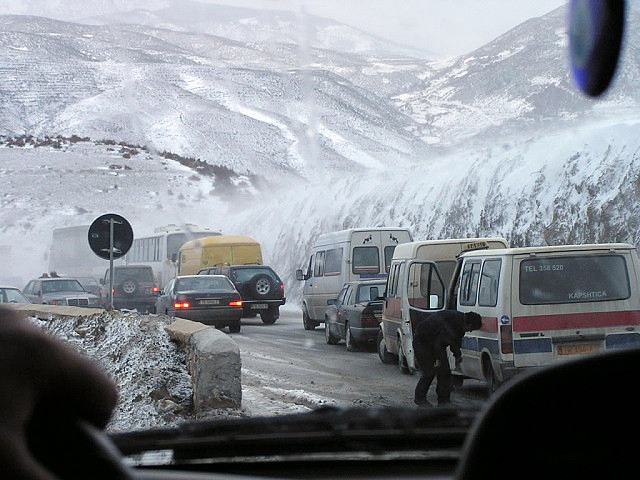 Trafiku i dendur në aksin Surrel-Dajt, vargu i automjeteve 10 km i gjatë