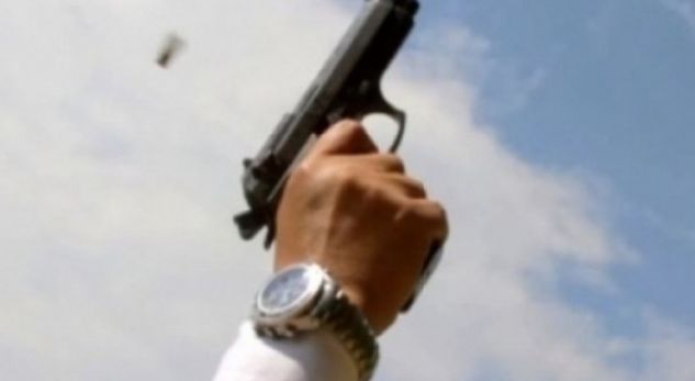 Qëllon më armë në ajër, arrestohet në flagrancë 19-vjeçari