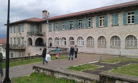 FOTO/ 162 sirianë strehohen në gjimnazin e Konicës