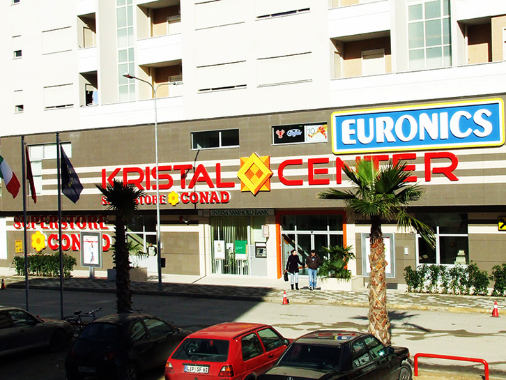 Tiranë, një pako e dyshuar si eksploziv pranë Qendrës Tregtare alarmon policinë