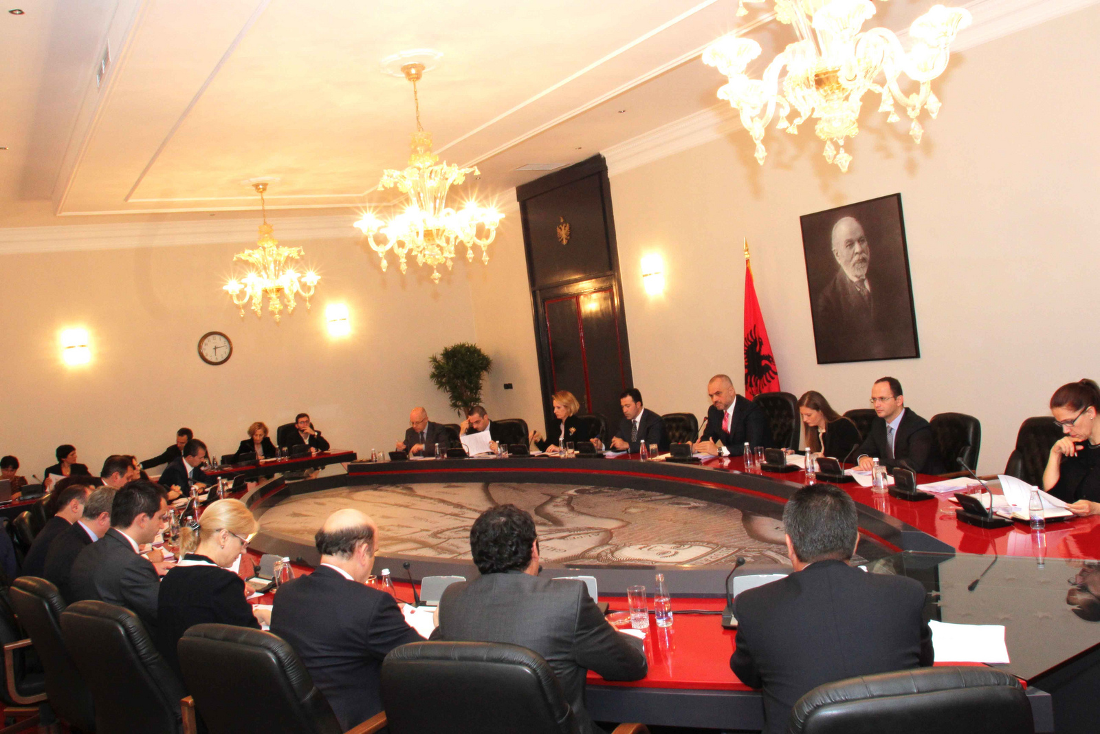 VENDIMI/Qeveria mund të kontraktojë 1700 punonjës