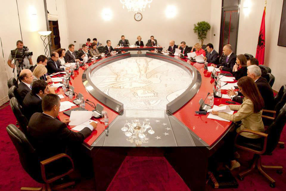 Qeveria dështon me 26 mijë vendet “vakante” të punës, hap të reja për “zëvendësministra”