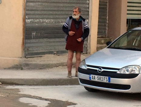 FOTO/ Fier, i sëmuri mendor kërcënim për banorët e lagjes