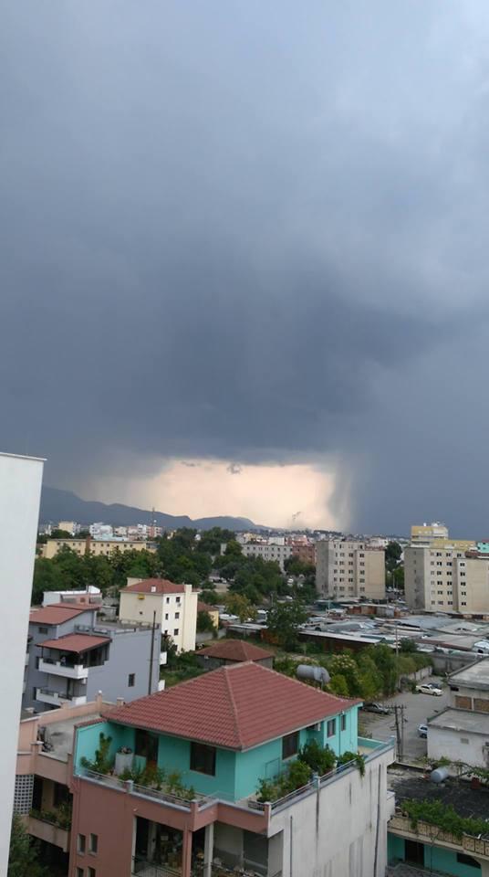 FOTOLAJM/ Qielli i frikshëm i Tiranës