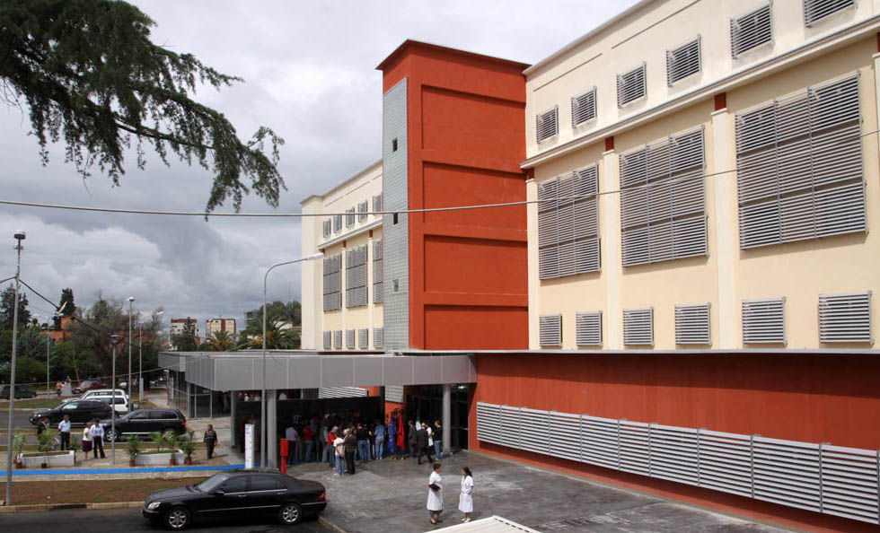 Hidhet nga kati i tretë i QSUT një i moshuar, ndërron jetë në spital