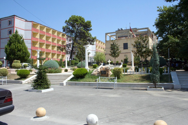 Prangoset maniaku 74 vjeçar, kryente veprime të turpshme para dritares së një studenteje