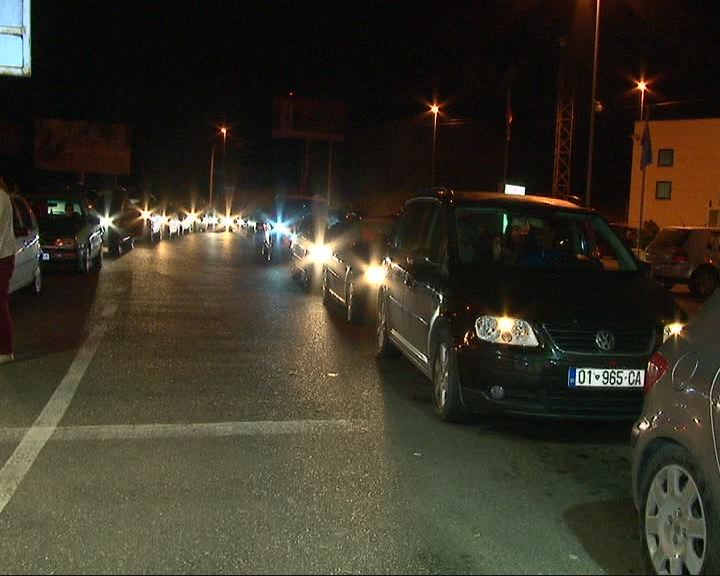 Muriqan, radhë të gjata automjetesh për të kaluar kufirin