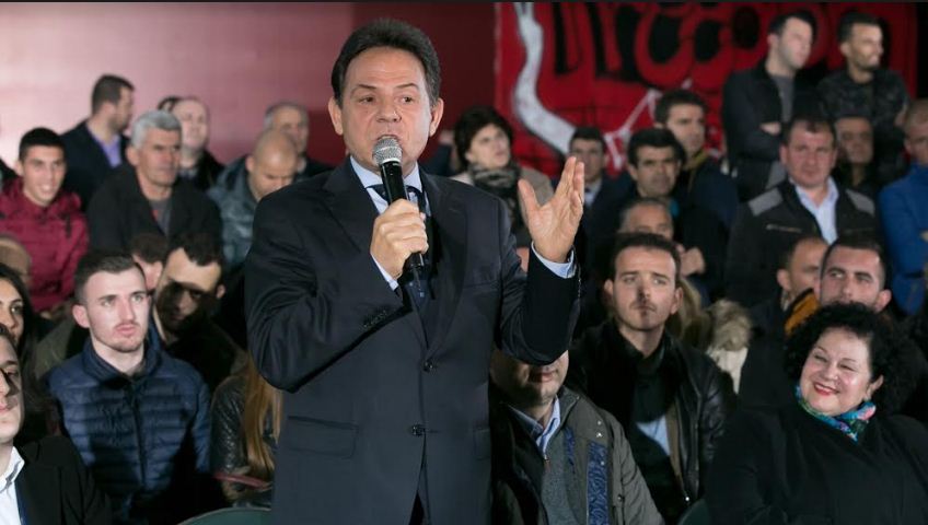 KANDIDATI SOCIALIST/ Rivali i Sali Berishës në Kavajë te çadra e protestës