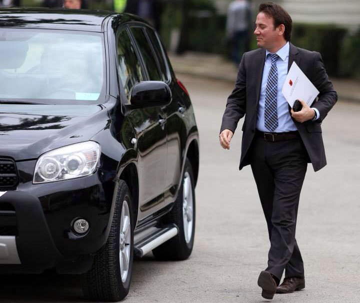 Këshilltari i Metës “lexon me vonesë” SMS-në e Vasilit dhe heq statusin për Xhafajn