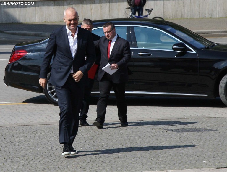 Rama shfaqet me Mercedesin e fundit, ndërkohë që sulmon të papunët