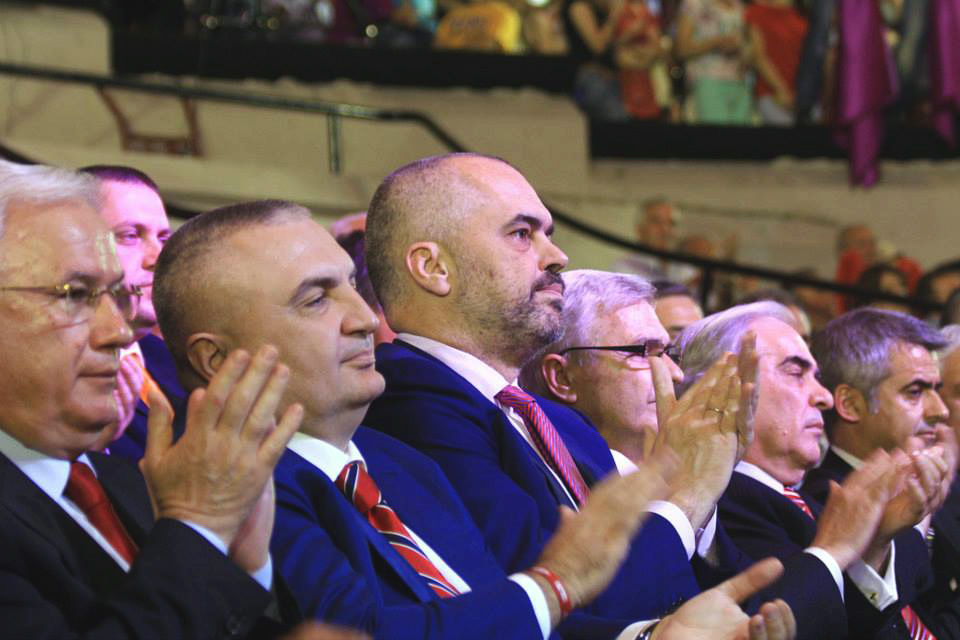 Koalicioni mazhoritar çel e mbyll derë, Paskal Milo hyn, Vangjel Dule del