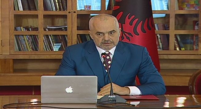 Edi Ramës “i ikën truri” në konferencën e shtypit, shmang përgjigjet dhe shpërndan receta se si duhet bërë gazetaria