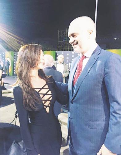 FOTO/Rama, një “fotoflirt” me Aurela Hoxhën