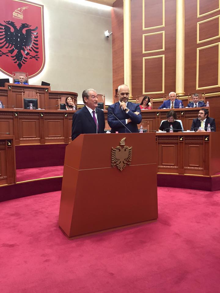 VIDEO/Ja dialogu Berisha-Rama sot në foltoren e Kuvendit