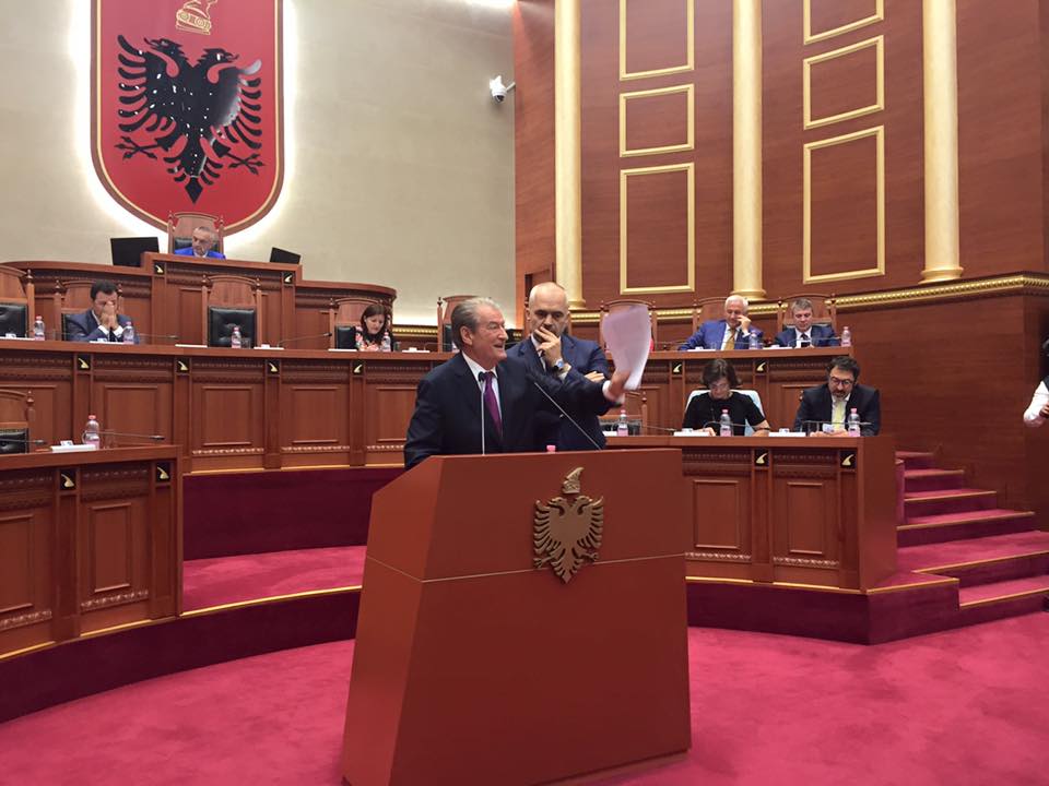 FOTO – E RRALLË/ Berisha “i rrëmben” Ramës podiumin e Kuvendit