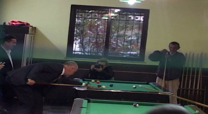 Rama luan bilardo në Lezhë, kuponin “e paguan” me një shkelje syri gazetarëve