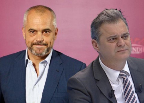 Blushi merr pjesë në takimin e Elbasanit, pritet me fishkëllima, nuk e takojnën as deputetët e PS