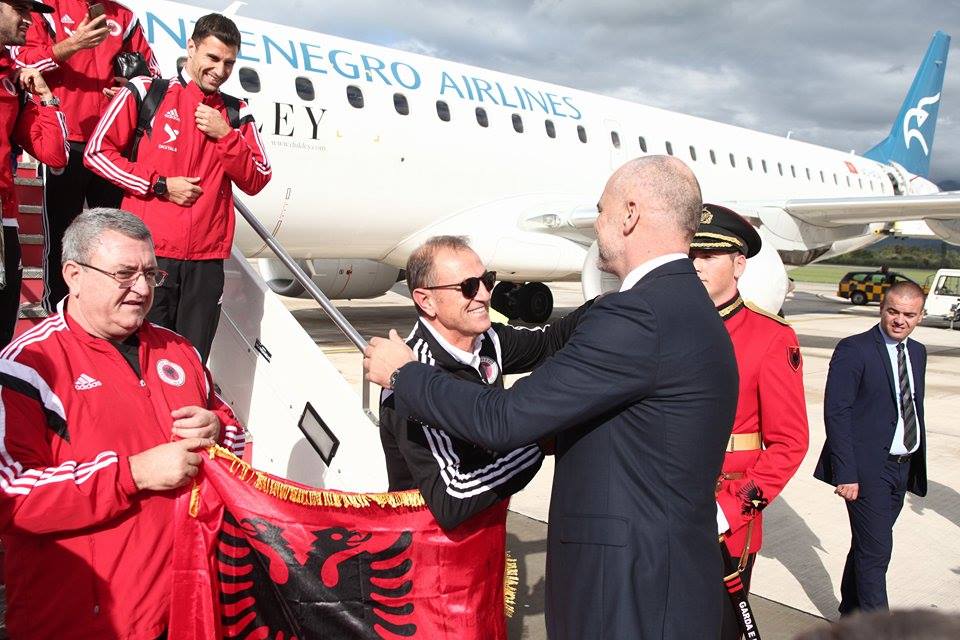 FOTO/ Ora 14:55. Kombëtarja mbërrin në Atdhe, pritje madhështore