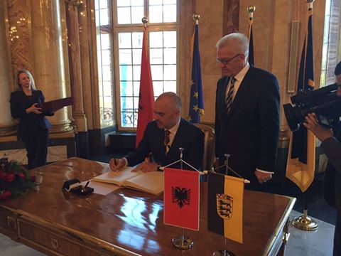 Batuta tjetër e Ramës me gjermanët: Nuk mbajnë rrip makine kur janë në Tiranë