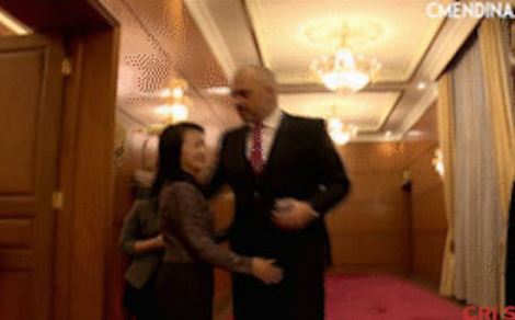 FOTO LAJM/ Gazetarja kineze “abuzon” me Edi Ramën