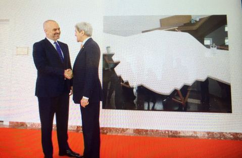 VIZITA/ Kerry përfundon takimi me Bushatin, fillon takimin me Ramën