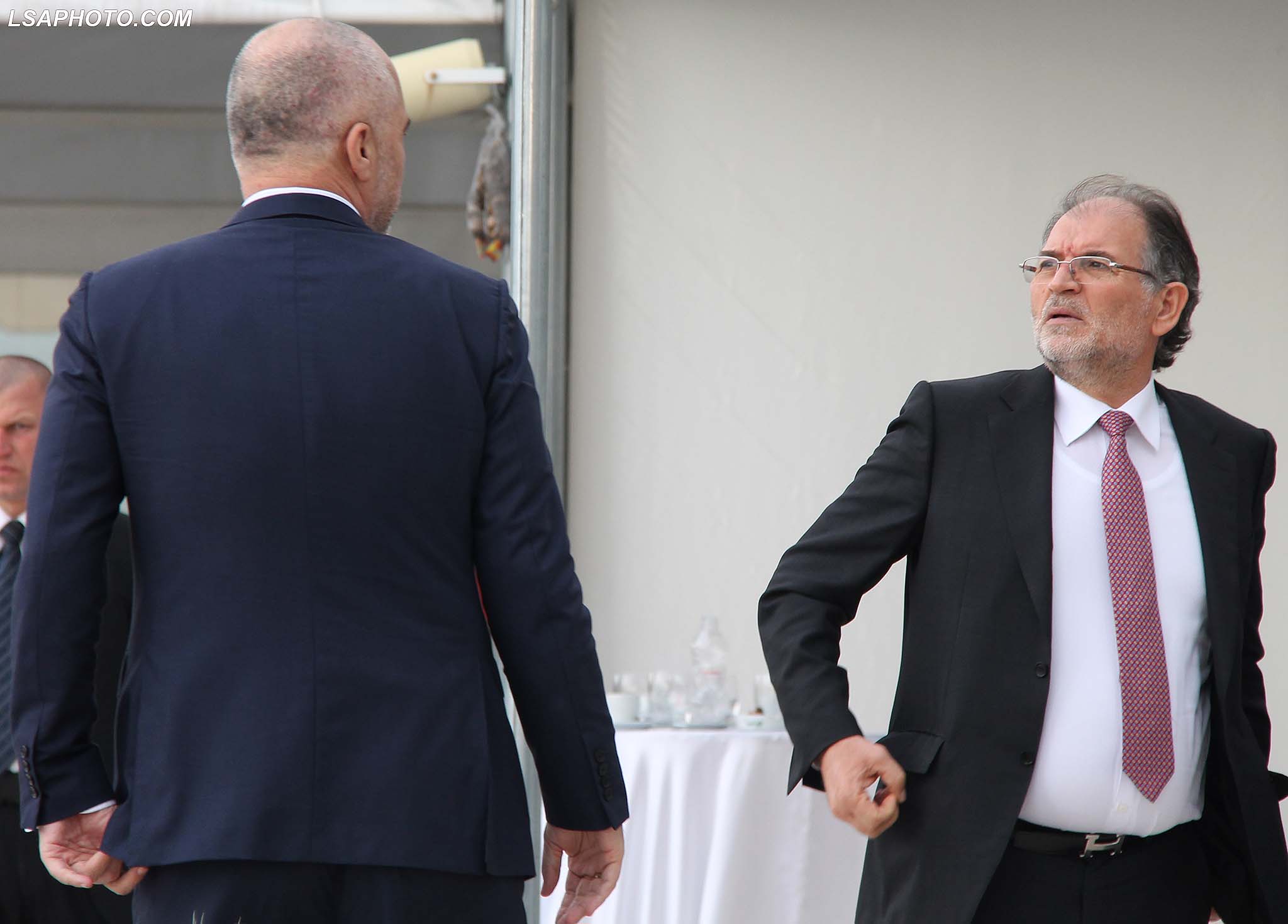 Koço Kokëdhima lihet jashtë dyerve të kryesisë së PS