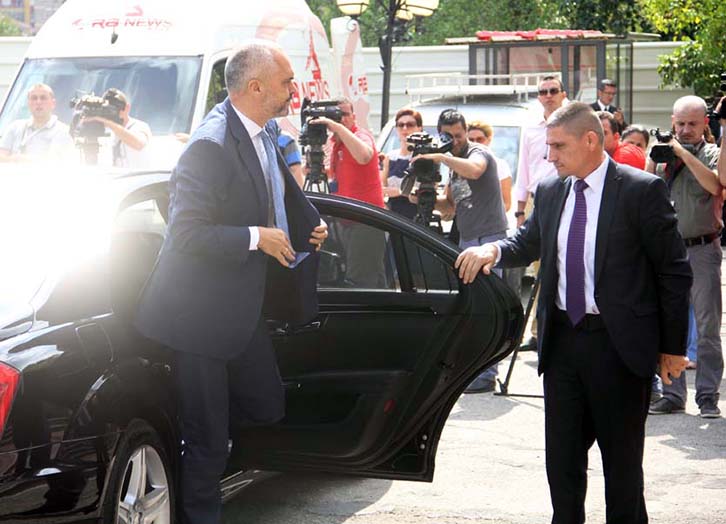 Festa e 25 vjetorit të PS. Edi Rama i vjen përqark Sheshit “Skënderbej”, të ftuarit kontrollohen me detektor